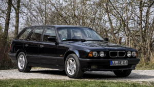 BMW Seri 5 Touring E34 Dilapisi Garam Dan Kotoran Mendapat Pembersihan Yang Layak